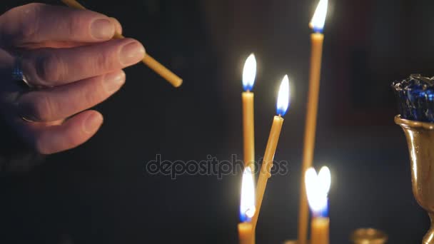 Queimar velas numa Igreja Ortodoxa. Ícones e oração . — Vídeo de Stock