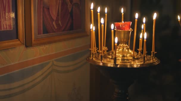 Brûler des bougies dans une église orthodoxe. Icônes et prière .