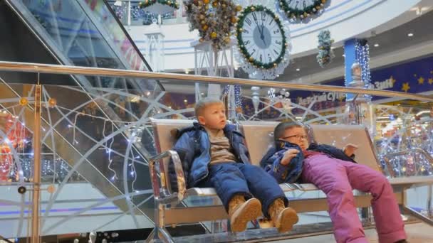 De kinderen in het winkelcentrum — Stockvideo