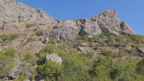 Vue panoramique sur les montagnes et les falaises — Video