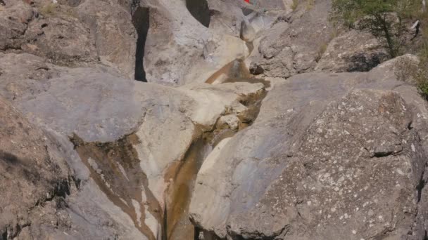 Gebirgsbach fließt durch Steine — Stockvideo