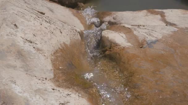 Horský potok protékající kameny — Stock video