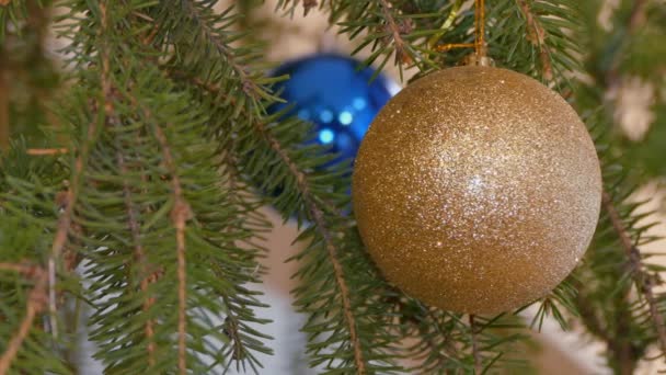 Juguete de decoración de imágenes en un árbol de Navidad — Vídeos de Stock