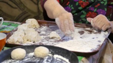 Bir aile tarifi, nineler eller çörekler için hamur yoğurmak