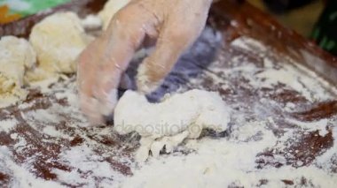 Bir aile tarifi, nineler eller çörekler için hamur yoğurmak