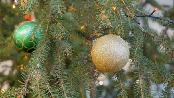 Beeldmateriaal decoratie speelgoed op een kerstboom — Stockvideo