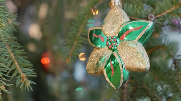 Juguete de decoración de imágenes en un árbol de Navidad — Vídeos de Stock