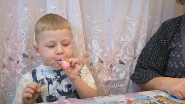 Ragazzi gonfiare palloncini, emozioni paura primo piano, di profilo — Video Stock