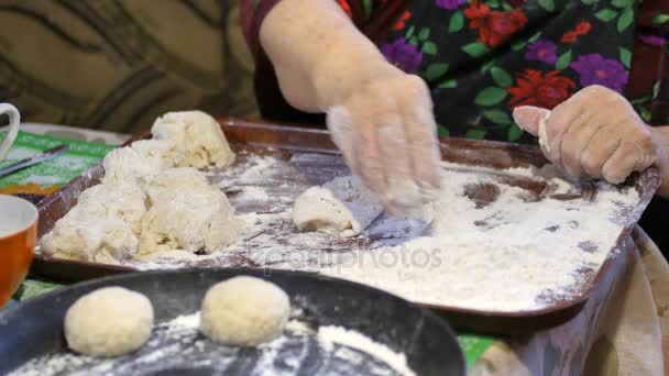 Семейный рецепт, бабушкины руки месят тесто для булочек — стоковое видео