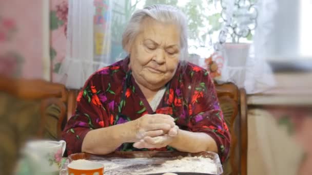 Una receta familiar, las manos de las abuelas amasan la masa para los bollos — Vídeos de Stock