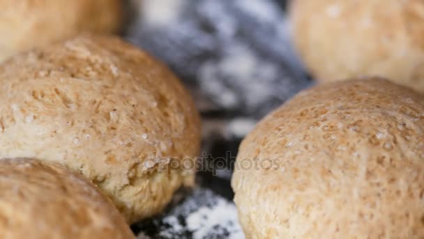 Tortas caseras en el horno, bolas rosadas — Vídeos de Stock