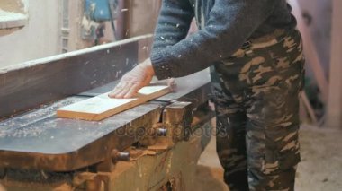 sanatsal Ahşap oyma, yakın çekim, oyma aracı yakın kadar sanatsal Ahşap oyma