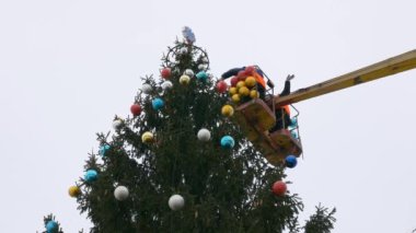 Manipülatör beşiği işçi Noel ağacı süsle