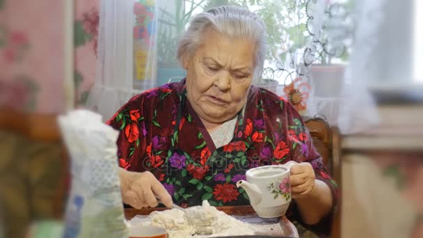 Una receta familiar, las manos de las abuelas amasan la masa para los bollos — Vídeos de Stock