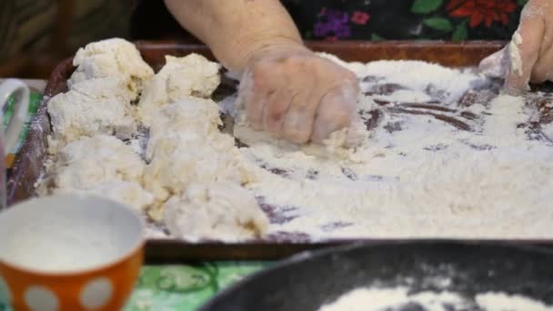 Bir aile tarifi, nineler eller çörekler için hamur yoğurmak — Stok video