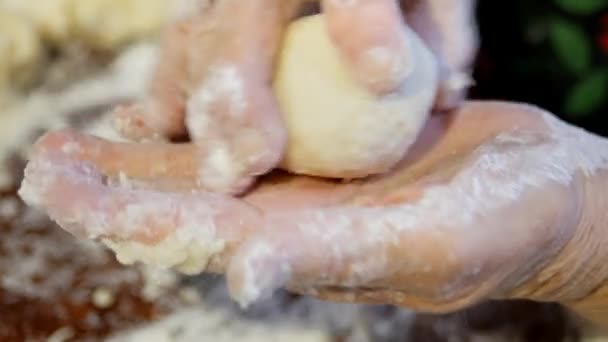 Familienrezept, Omas Hände kneten den Teig für die Brötchen — Stockvideo