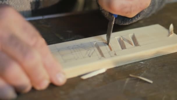 Artistieke houtsnijwerk, close-up, hulpprogramma snijwerk hulpprogramma dicht omhoog, artistieke houtsnijwerk — Stockvideo