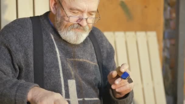Künstlerische Holzschnitzerei, Nahaufnahme, Werkzeugschnitzerei Werkzeug Nahaufnahme, künstlerische Holzschnitzerei — Stockvideo