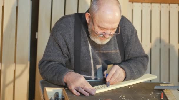 Mtsensk, Russia. 20 Dec 2016. Editorial - Nike artistic wood carving , closeup, tool, old man, Santa Claus carving close up , artistic wood carving . — Stock Video