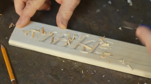Mtsensk, Ryssland. 20 Dec 2016. Ledare - Nike konstnärliga wood carving, närbild, verktyg, Gammal man, Santa Claus carving nära upp, konstnärliga träsnideri . — Stockvideo