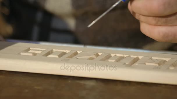 Scultura artistica in legno, primo piano, utensile da vicino, scultura artistica in legno — Video Stock