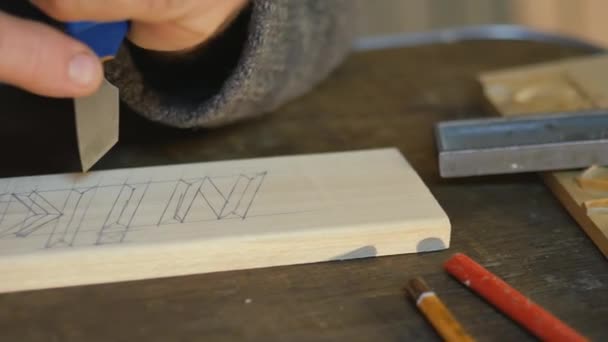 Tallado artístico en madera, primer plano, herramienta de tallado de herramientas de cerca, tallado artístico en madera — Vídeo de stock