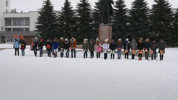 20 Dec 2016 Mtsensk, Rusland. Redactioneel - een leven zonder abortus vrijwilligers marcheren op het centrale plein van Mtsensk, met het doel van het behoud van leven "we zijn voor het leven tegen abortus". 4k — Stockvideo