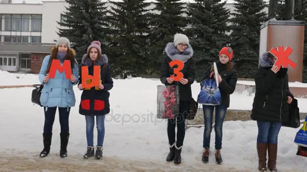 Mtsensk, russland 20. Dezember 2016. redaktion - ein leben ohne abtreibung freiwillige marschieren auf dem zentralen platz von mtsensk, mit dem ziel, das leben zu erhalten "wir sind für das leben gegen abtreibung". 4k — Stockvideo