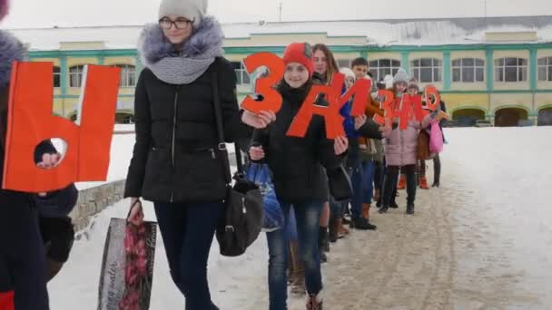 Mtsensk, Rússia 20 dez 2016. EDITORIAL - uma vida sem abortos voluntários marchando na praça central de Mtsensk, com o objetivo de preservar a vida "somos a favor da vida contra o aborto". 4K — Vídeo de Stock