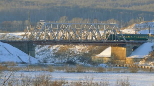 Vlak jede přes železniční most. Zimní krajina — Stock video