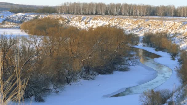 Paisaje. El curso de hielo en el río cubierto de nieve en el invierno . — Vídeos de Stock