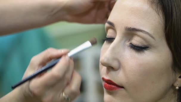 Make-up artist κάνει ένα μοντέλα μακιγιάζ στο σαλόνι — Αρχείο Βίντεο