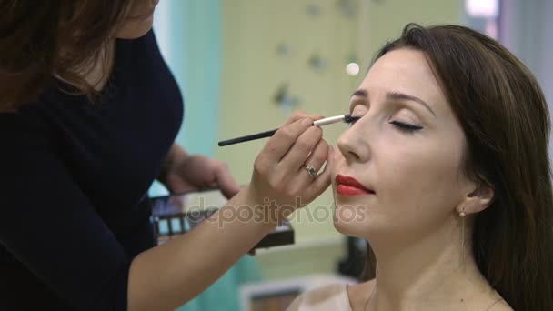 Make-up artist doing a models makeup at the salon — Stock Video