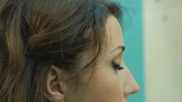 Прическа укладка красивая девушка от мастера парикмахера — стоковое видео
