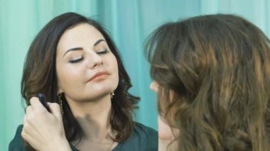 Yeni bir saç modeli ile poz kadın