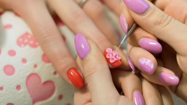 Manicure - floristica di volume su unghie. manicure di lavoro primo piano . — Video Stock