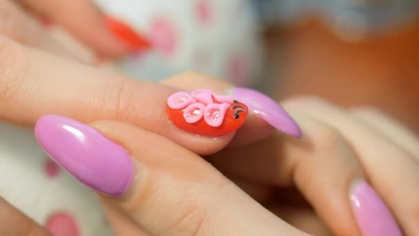 Manicure - Volume bloemschikken op nagels. manicure werken closeup. — Stockvideo