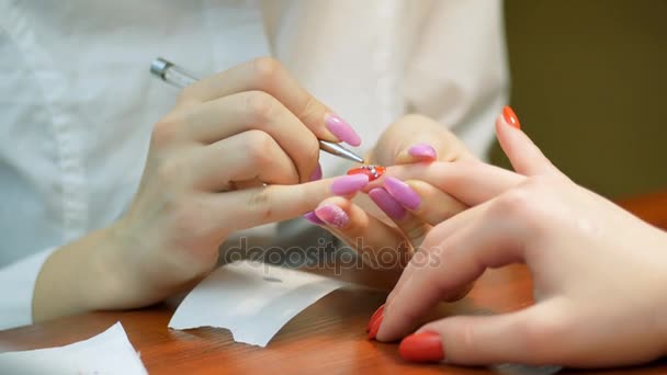 Manicura - Volumen floristería en las uñas. manicura de trabajo de primer plano . — Vídeos de Stock