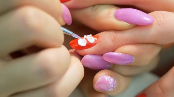 Manicure - floricultura de volume em pregos. manicure trabalho closeup . — Vídeo de Stock