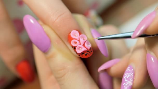 Manicura - Volumen floristería en las uñas. manicura de trabajo de primer plano . — Vídeos de Stock