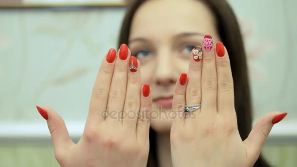 Het ontwerp van de nagel. Baan manicure. Closeup — Stockvideo