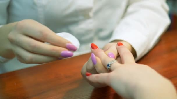 Het ontwerp van de nagel. Baan manicure. Closeup — Stockvideo