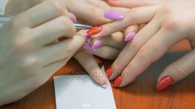 Kız çivi rhinestones süsle. Tasarım rhinestones closeup ile tırnak. Manikürcü işleri.