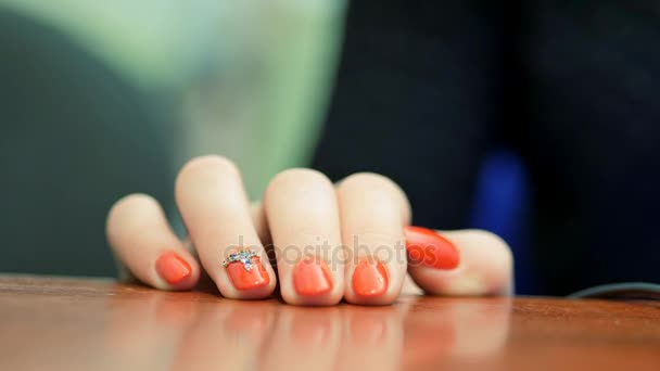 Chica decora diamantes de imitación de uñas. Diseño de uñas con pedrería de cerca. Trabajos de manicura . — Vídeos de Stock