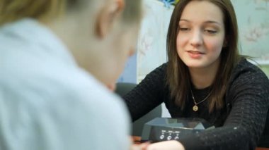 Tırnak tasarım. İş manikürcü. Portre