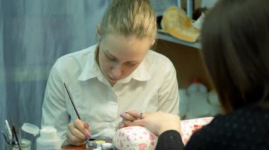 Tırnak tasarım. İş manikürcü. Portre