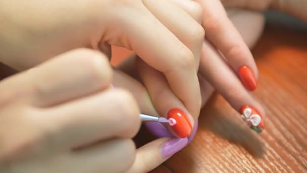 Flicka dekorerar spik strass. Nail design med strass närbild. Jobb manikyr. — Stockvideo