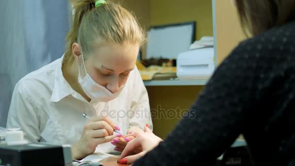 Dziewczyna zdobi cyrkonie paznokci. Nail design z dżetów zbliżenie. Praca Manikiurzystka. — Wideo stockowe