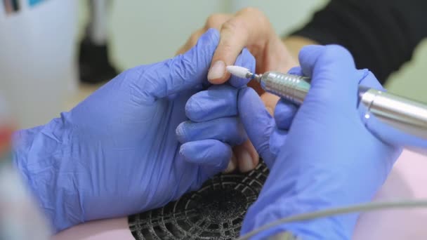 Maskinvara manikyr, närbild, nail care vacker kvinna i skönhetssalong. Manikyr med lack. Spik för behandling. Manikyr arbete. — Stockvideo