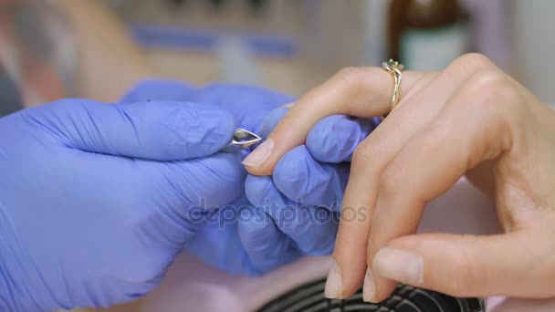 Hardware manicura, primer plano, cuidado de uñas hermosa mujer en el salón de belleza. Manicura con barniz. El tratamiento de uñas. Las manicuristas trabajan . — Vídeos de Stock